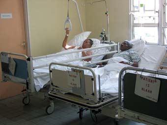 Afdeling Radiologie van het 150 jaar oude St. Elisabeth Hospitaal (Sehos) op Curaçao.Twee patiënten wachten na het onderzoek op de gang om naar zaal te worden teruggebracht.