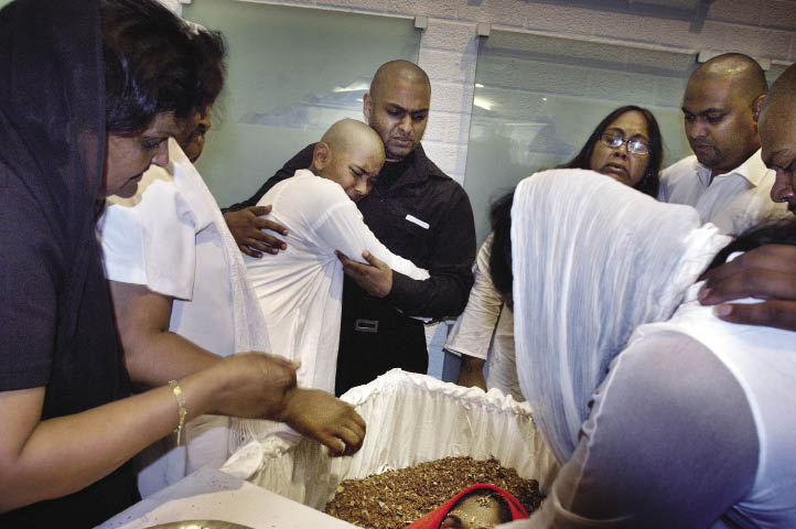 Hindoestaans begrafenisritueel bij de dood van een 21-jarige vrouw. Beeld: Chris Keulen, HH