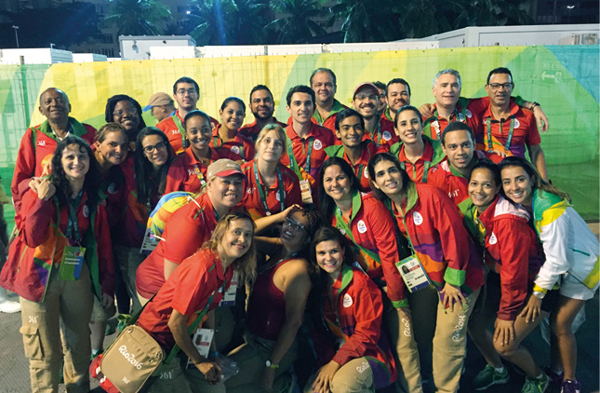 Julie (tweede van links) samen met het medisch team van het beachvolleytoernooi in Rio de Janeiro.