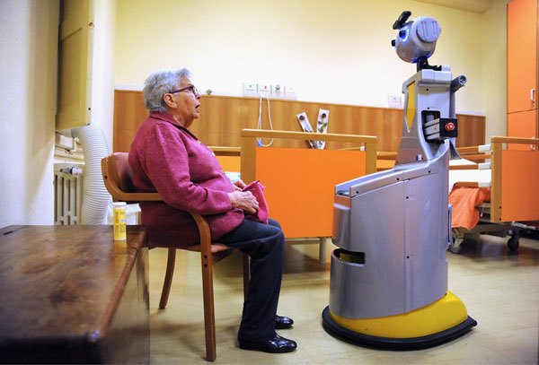 Op dit moment kunnen robots nog helemaal niet op een sociale en goede manier communiceren met patiënten. Beeld: Getty Images
