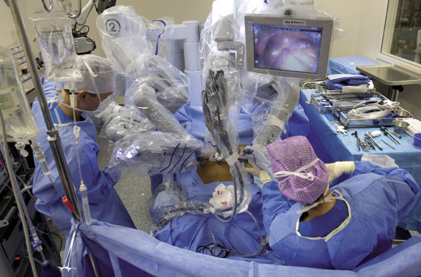 Chirurgen in het Nederlands Kanker Instituut/Antoni van Leeuwenhoek Ziekenhuis in Amsterdam gebruiken een operatierobot om patiënten met tumoren succesvol te behandelen. Met deze nieuwe techniek kan met grote precisie de tumor zo weggesneden worden dat de schade aan omliggend weefsel minimaal is. Beeld: ANP Photo