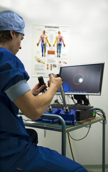 De Simendo is de meest bekende en gevalideerde simulator. Hij test laparoscopische operatietechnieken