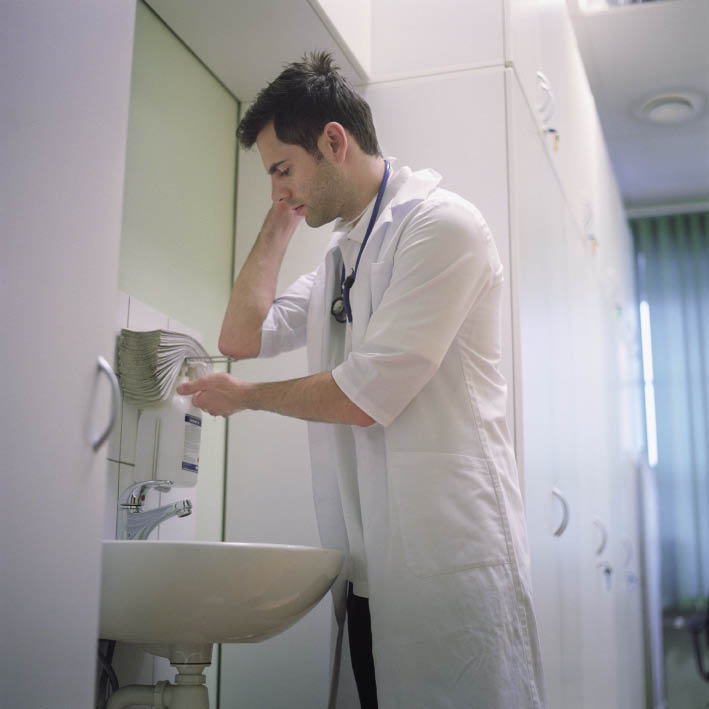 Handen wassen kan besmetting met het virus voorkomen.