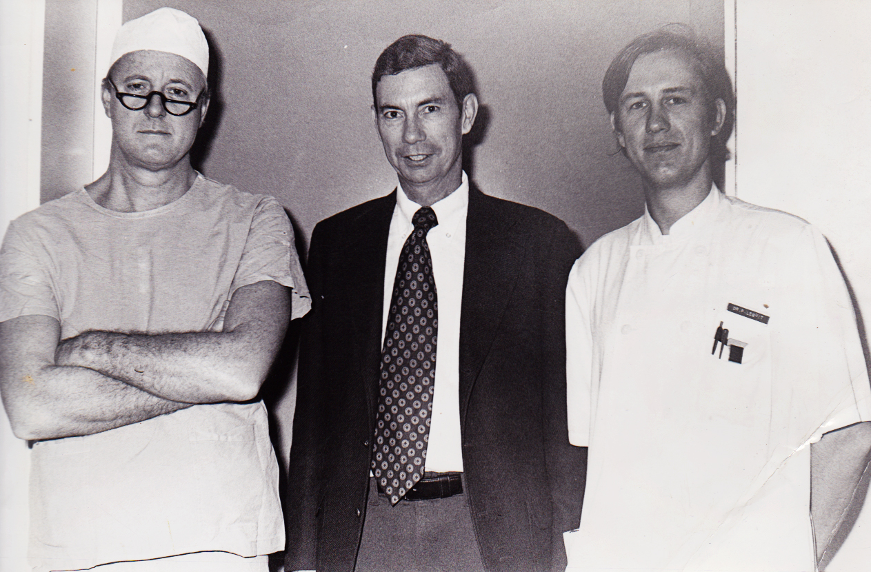 1974: (v.l.n.r.) hoogleraar Pim Brummelkamp, patiënt Bill Thomson en arts-assistent Piet Leguit.