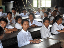 Seam Reap, Cambodja, 2012. Cambodjaanse leerlingen volgen Engelse les. Zij krijgen gratis les via een hulporganisatie, omdat hun familie school niet kan betalen.