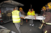 De hulpdienst in Spanje vervoert een slachtoffer na een busongeluk nabij Barcelona, ANP