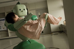 Ri-man, een Japanse robot die verpleegkundigen moet gaan helpen patiënten te tillen. beeld: Corbis