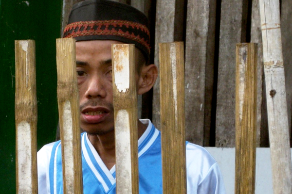 In een van de vele particuliere ‘klinieken’ in West-Java worden psychotische mensen opgesloten totdat ze normaal gedrag vertonen.