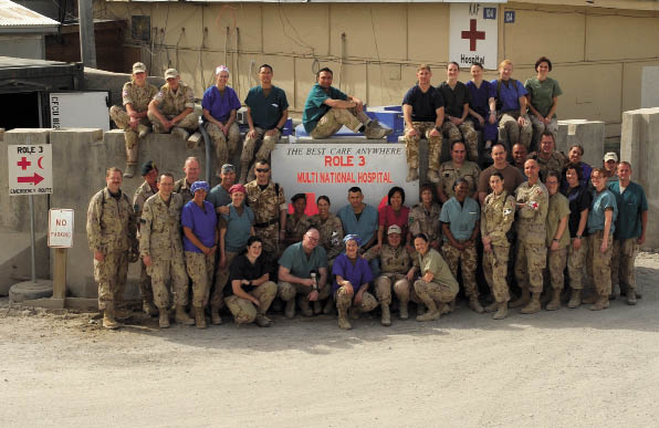Het internationale medische team op Kandahar Airfield streeft ernaar zorg te verlenen volgens Nederlandse en internationaal geaccepteerde normen.