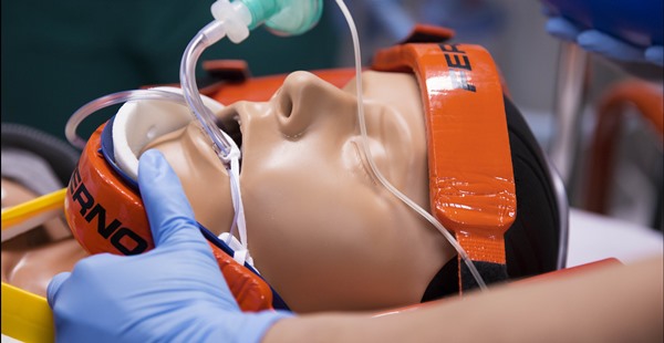 Voor de simulaties wordt een op afstand bestuurbare pop met waarneembare hartslag gebruikt. <br>Fotografie: Werry Crone