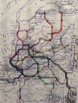 Lionel Plak is gefascineerd door landkaarten en schema’s van trein- en metroverbindingen. De tekeningen maakt hij op reis, onderweg haalt hij het papier uit zijn tas en werkt het bij. Wie oplet, ziet nog de beduimelde hoeken.