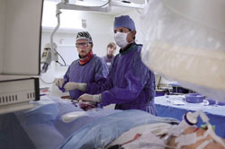 Interventieradioloog en hoogleraar Jim Reekers (links op de foto): ‘We verdienen allemaal hetzelfde, dus er is geen gevoel van broodroof als wij een ingreep doen die een andere operatie overbodig maakt.’