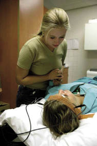 ECT-procedure anno 2009 in het VUmc door een psychiater samen met een anesthesiemedewerker en een anesthesioloog.De patiënt werd gehyperventileerd voor ECT. beeld: GGZ inGeest, VUmc Amsterdam