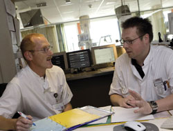 Ic-verpleegkundige Jan Veeninga (links) en internist Harm Rendering in overleg op de Acute Zorg Afdeling van De Sionsberg. beeld: De Beeldredaktie, Toussaint Kluiters