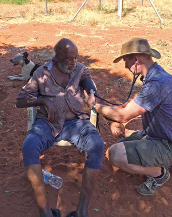Bloeddrukmeting en diabetescontrole bij Aboriginal man tijdens een 'run' met de Toyota troopcarrier. Hierbij maken twee verpleegkundigen en een arts een rondrit gedurende een dag naar de Aboriginal nederzettingen rondom Tennant Creek. Beeld: Auteur