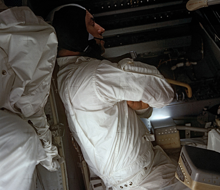 Zwevend slapen in de  Apollo 13.