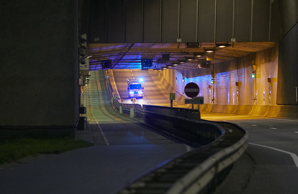 De Kiltunnel, Dordrecht. Een ambulance gebruikmakend van sirene en zwaailicht passeert met hoge snelheid de tunnel. Vincent Basler/HH