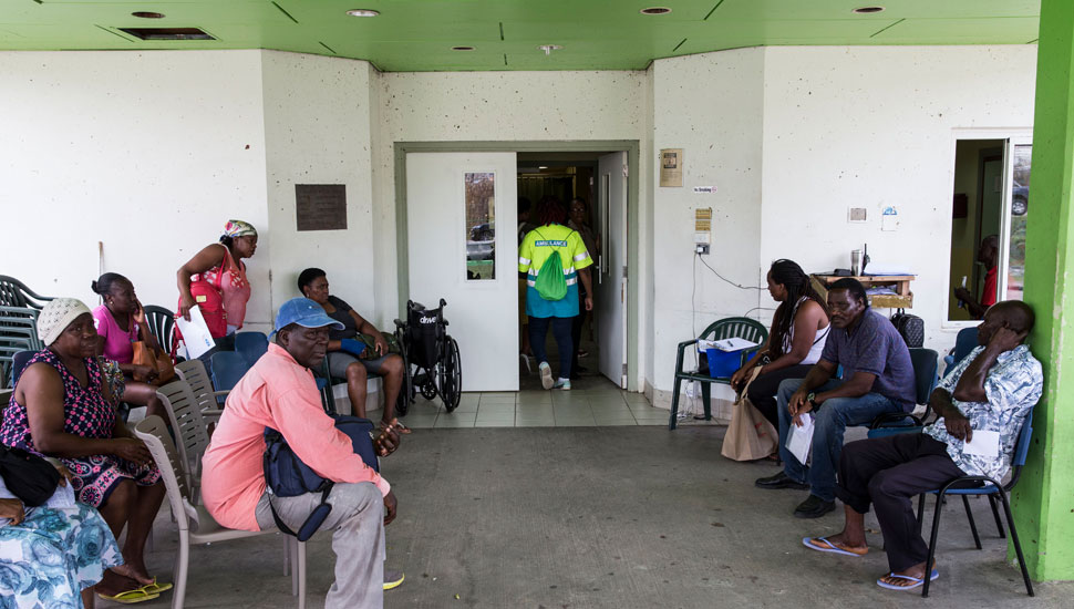 anp photo / Vincent Jannink. Eilandbewoners wachten vijf dagen na de orkaan op hun beurt voor de deur van het ziekenhuis. 