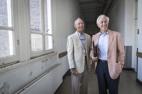 Beeld: Dingema Mol | Oud-chirurg Piet Leguit (rechts) en oud-patiënt Bill Thomson
