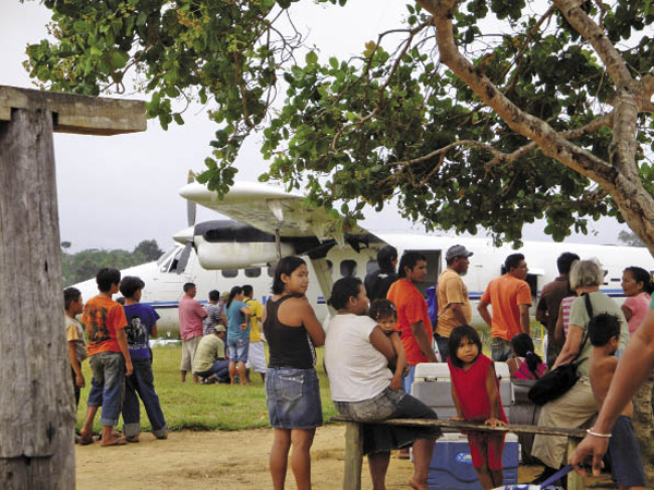 Een vliegtuigje uit Paramaribo brengt gereedschap, meel en een beetje geld