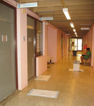 In het ziekenhuis van het Fundashon Mariadal blijkt zonneklaar wat nieuwbouw is en wat oud: celstofmatjes op de vloer om regenwater op te vangen aan de ene kant en sobere state of the artvoorzieningen aan de andere kant.