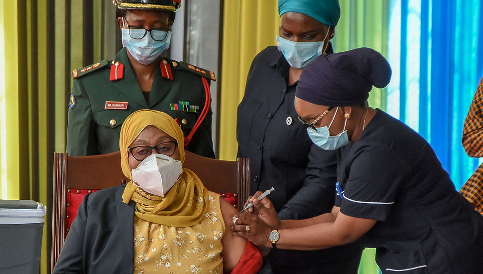Stringer /AFP/ANP | De nieuwe president van Tanzania Samia Suluhu Hassan (links) ontvangt het Johnson & Johnson-vaccin.   