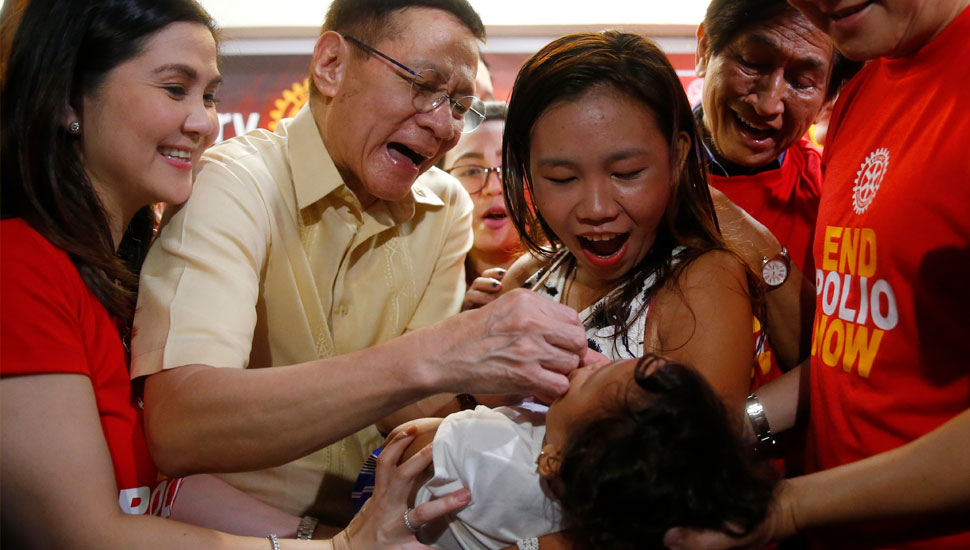 PhotoBullit-Marquez | Arts en staatssecretaris van Gezondheidszorg Francisco Duque, tweede van links, trapt de vaccinatiecampagne af.