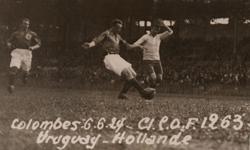Hans Tetzner in duel met de aanvaller van Uruguay