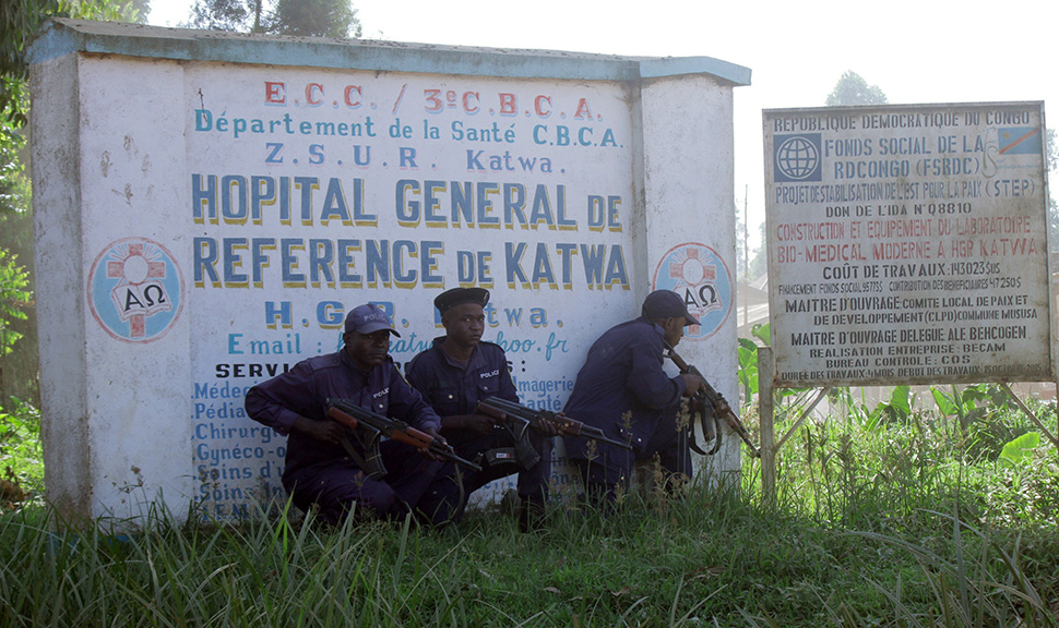 Politie bewaakt een ziekenhuis in Butembo, Congo. Associated Press | Hollandse Hoogte
