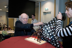 Hans Keilson onthult een model van een beeld ter nagedachtenis aan het artsenverzet. Veteranendag, maart 2009 