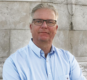 Dermatoloog Kees-Peter de Roos (62) was tussen 2009 en 2021 mede-eigenaar van de zelfstandige kliniek DermaPark, nu overgenomen door Ceulen Klinieken.   