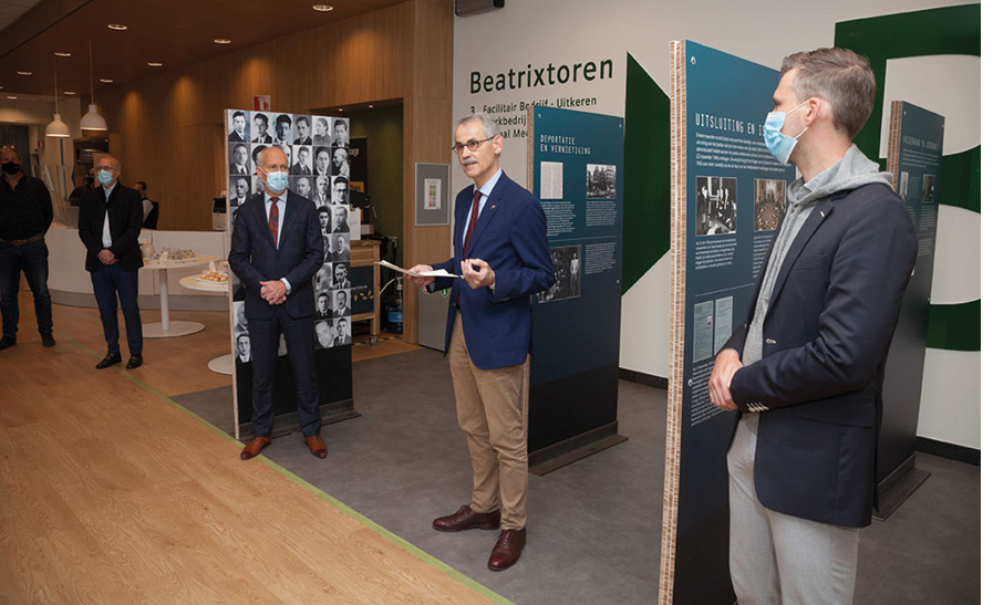 KNMG-voorzitter René Héman (midden) opent, onder toeziend oog van Guus van Weelden (links) en Kevin de Decker (rechts), de tentoonstelling bij het UWV in Amsterdam.