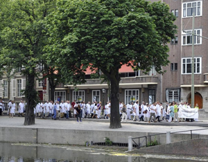 specialisten demonstreren. Den Haag 1 juli 2010. beeld: Orde