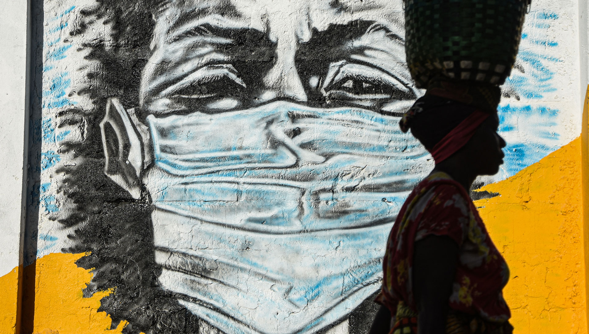 Ericky Boniphace/AFP/ANP | Graffiti in Dar es Salaam om het gebruik van mondmaskers te stimuleren.