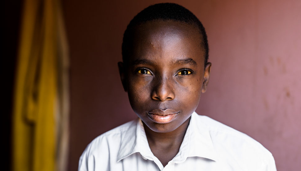 Linelle Deunk | Rahnah, 11 jaar, woont met haar ouders en twee zusjes in Kampala, Oeganda. Zij heeft sikkelcelziekte. Haar vader brengt haar elke ochtend met de auto naar school, een uur rijden, en haalt haar op. Ze kan dan nog wat slapen en rusten.