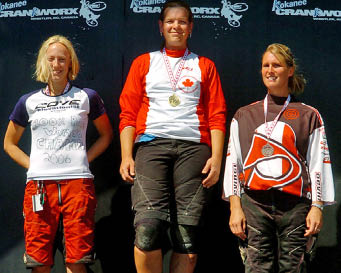 Canadese mountainbikester en transseksueel Michelle Dumaresq (midden) won in 2006 een wedstrijd. Danika Schroeter (links) werd tweede en droeg uit protest een t-shirt met de tekst: ‘100% pure woman champ’. Schroeter werd hiervoor drie maanden geschorst. beeld: Corbis