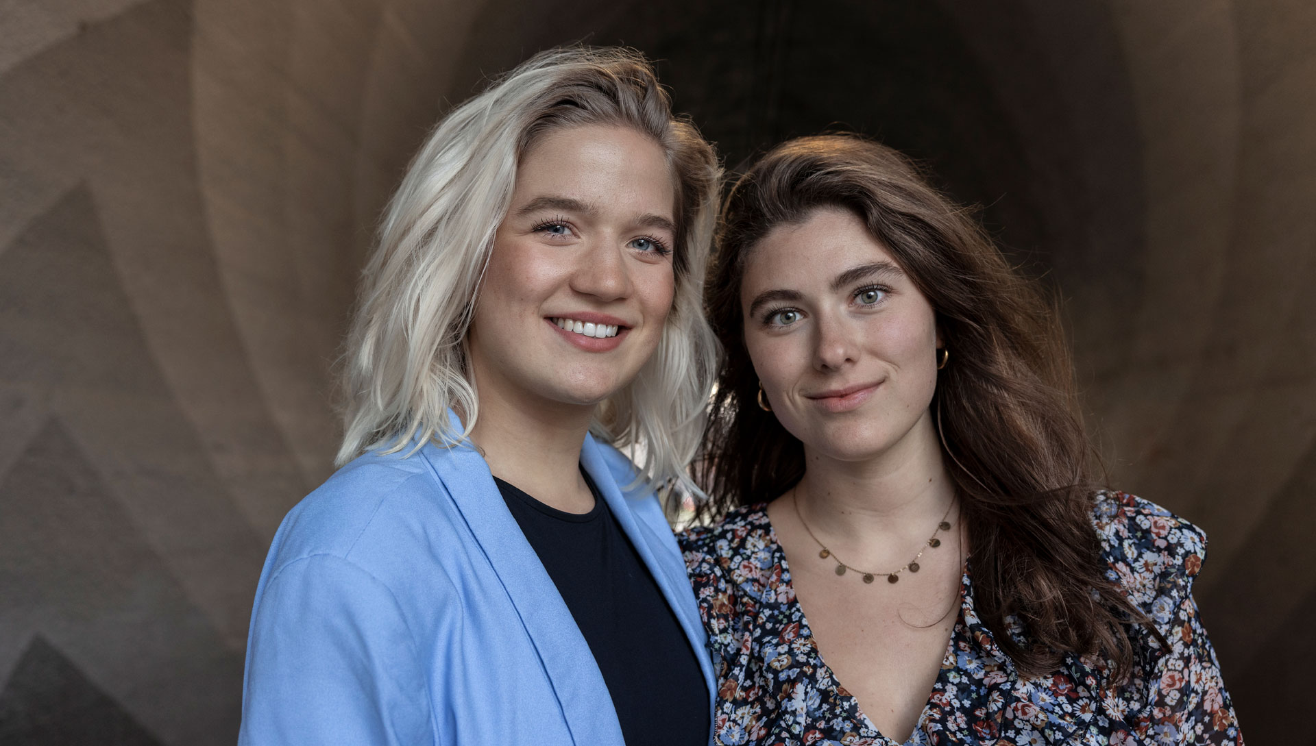 Ed van Rijswijk | Laura Kajim (links) en Isabel Janss