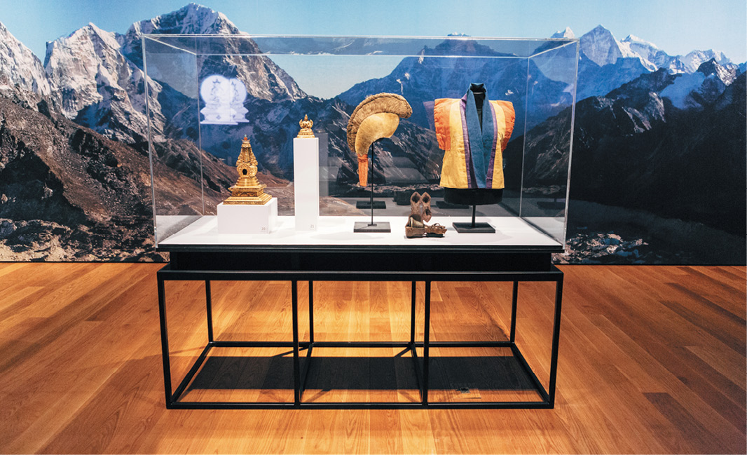 Naast deze traditionele kleding toont Buddha & Mind ook instrumenten van Tibetaanse monniken, waaronder een ‘kangling’, een trompet van menselijk dijbeen.