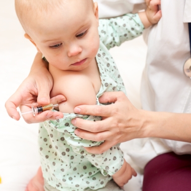 Kind krijgt vaccinatie (Shutterstock)
