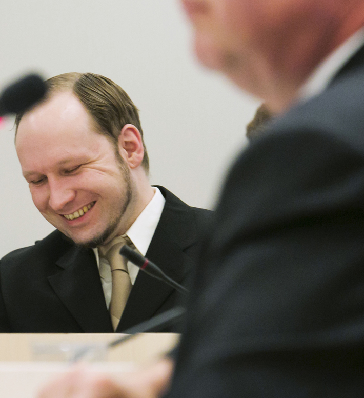 Anders Breivik lacht als psychiater Terje Tørrissen een verklaring aflegt tijdens de rechtszaak (Oslo, 19 juni 2012).