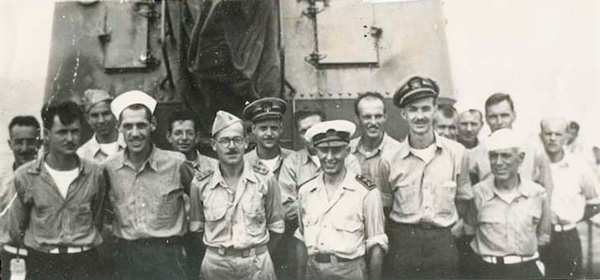 Han Brouwer op de Amerikaanse torpedobootjager Josselin vlak nadat hij samen met andere krijgsgevangenen van het kamp bij Tokio was over­gebracht naar de Amerikaanse vloot in de Golf van Tokio.