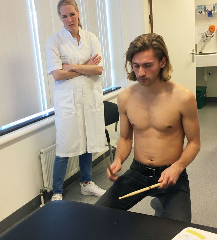 Conservatoriumstudent Arend van Beurden met orthopeed in opleiding Laura Kok.