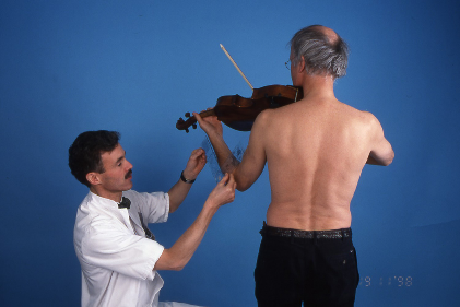 Bij viool en altviool is maximale exorotatie van de linkerschouder en maximale supinatie van de linkeronderarm vereist
