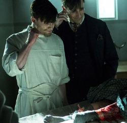 Acteurs Daniel Radcliffe en John Hamm in de Britse tv-serie A Young Doctor's Notebook.