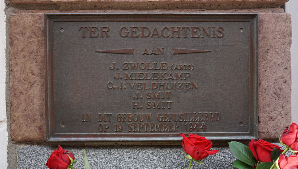 Foto 1. De plaquette ter nagedachtenis aan dokter Jan Zwolle en zijn vier lotgenoten in de Bakkerstraat in Arnhem. | Samuel Verschoor  