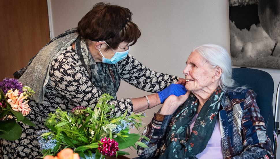 Verpleeghuis De Honinghoeve in Nijmegen is een van de proeftuinen in Nederland voor een soepelere bezoekersregeling. Rikie van Daelen (87) krijgt bezoek van dochter Christel. - Bert Beelen / HH 