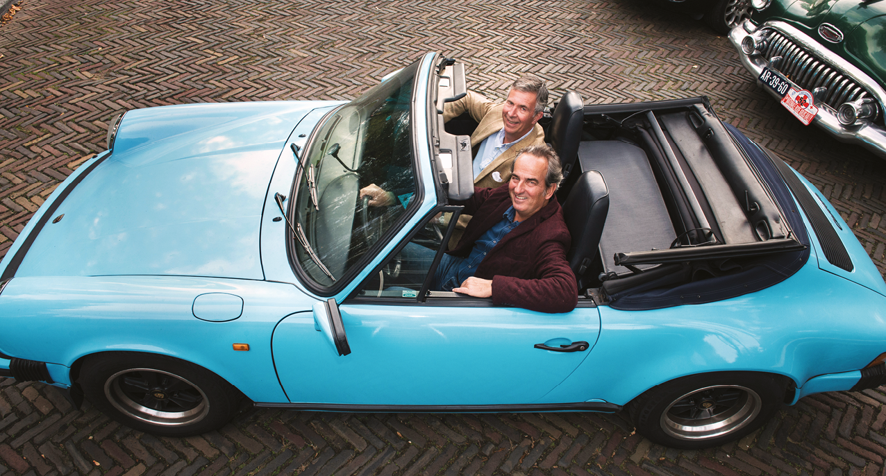 Joost en Chris (achter het stuur) in de Porsche 911 cabriolet