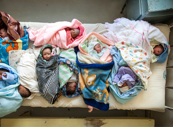 In het Pumwaniziekenhuis in Nairobi worden per dag meer dan honderd kinderen geboren. Hier ligt ‘de oogst’ van één uur. © Lieve Blancquaert