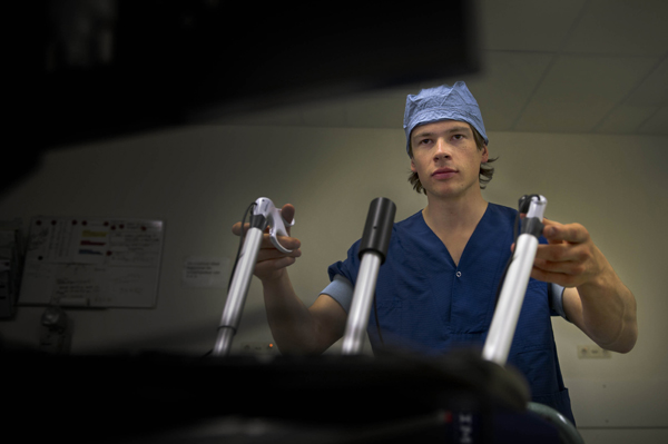 Maurits Graafland doet promotieonderzoek naar serious gaming op de afdeling Chirurgie van het AMC. Beeld: De Beeldredaktie, Kick Smeets