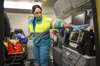 Ambulanceverpleegkundige Dorien van Oijen verzorgt tijdens de derde simulatie van de dag een ‘drenkeling’ die zogenaamd achteruit de pont is afgereden bij Schalkwijk.